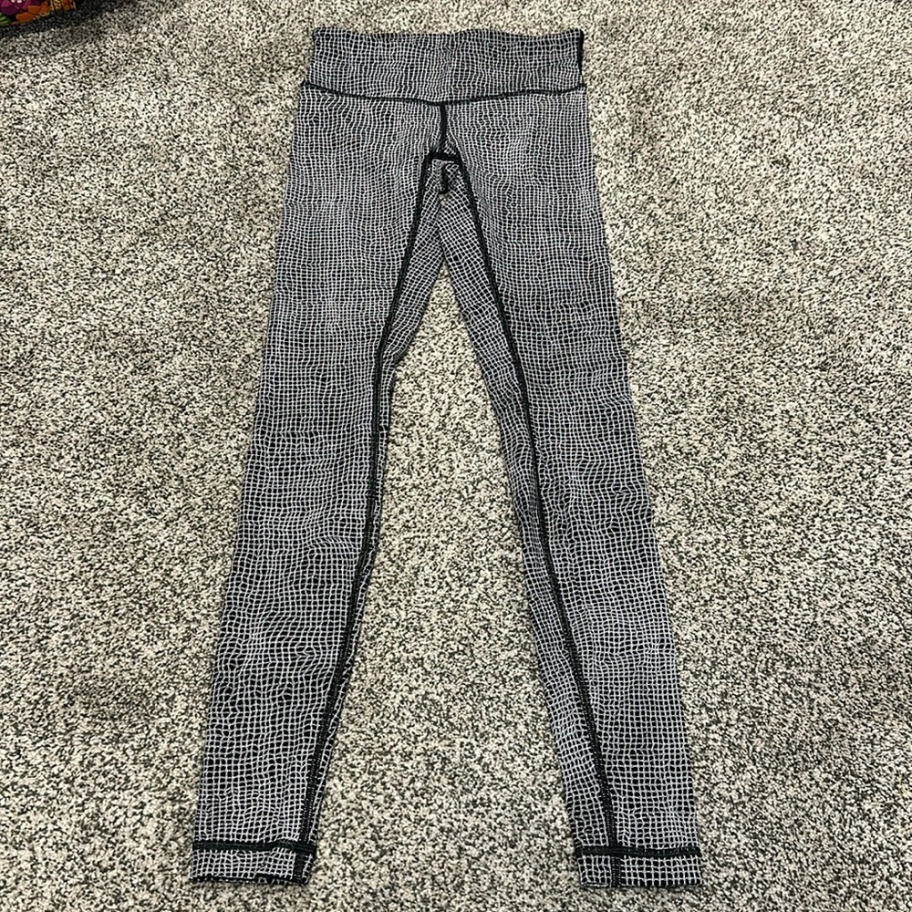 Size 4 Black & White Pattern Full Length Lululemon Leggings